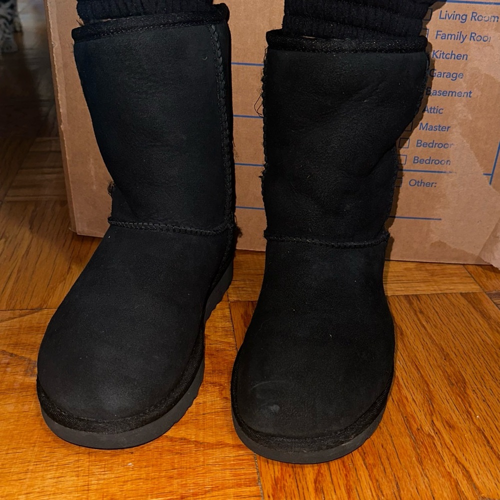 Black short Uggs sz 7
